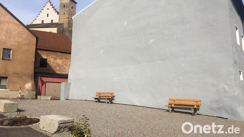 Die grau geschotterte, triste Fläche am Mühlweg 2 wird aufgepeppt. Neben einer E-Bike-Ladestation und Radständer könnte dort eine Litfaßsäule stehen und mobile Pflanzkübel sowie Liegemöbel zum Verweilen einladen. Bild: ihl