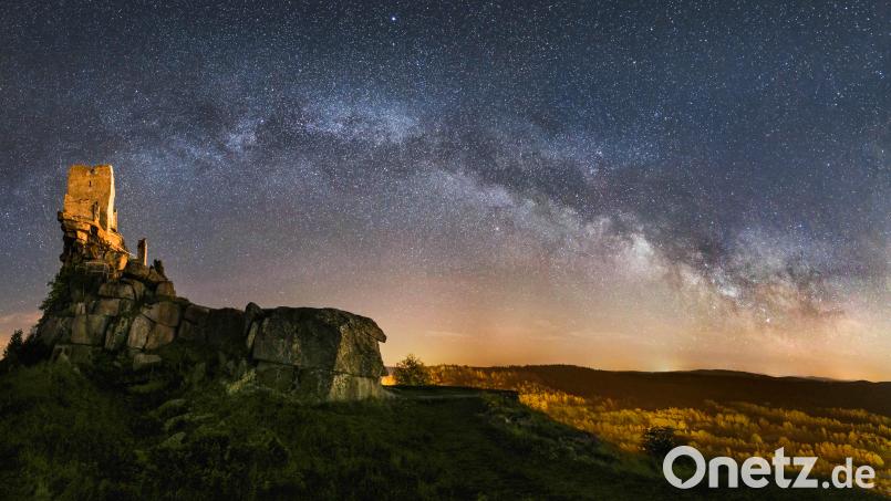 Über dem Horizont ist anhand der Lichtglocke deutlich zu erkennen, wie umliegende Siedlungen den Himmel über Flossenbürg erhellen. Bild: Lena Held