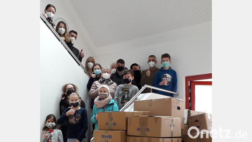 Die Helfer von 6 bis 66 Jahren packen Karton um Karton für die Ukraine-Hilfe. Bild: rgl
