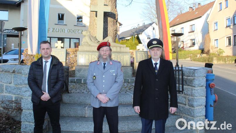 Die Beteiligten an der Gedenkminute am Kriegerdenkmal in Ebnath (von links) Bürgermeister Wolfgang Söllner, stellvertretender KSK-Vorsitzender Hans Rochholz und Kreisvorsitzender Thomas Semba. Bild: soj
