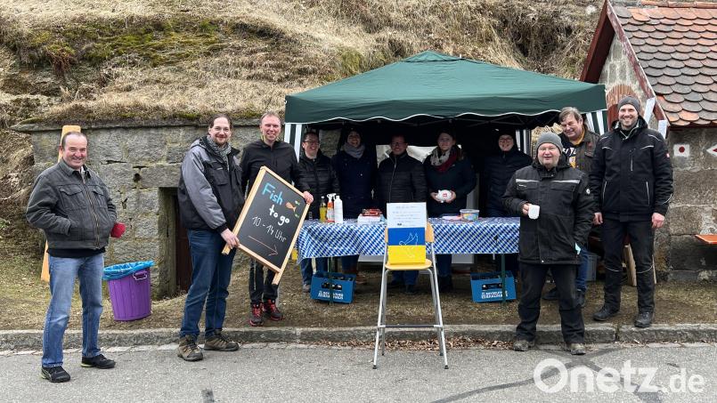 Dreimal mussten die Genossen Nachschub organisieren, die kalten Fische gingen weg wie die warmen Semmeln. Bild: SPD Flossenbürg/exb