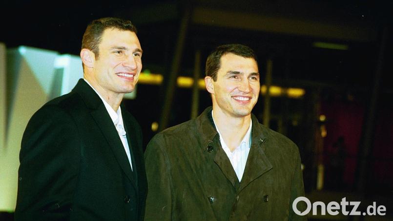 Vitali und Wladimir Klitschko im Dezember 2004 bei der Deutschlandpremiere von &quot;Ocean&#039;s Twelve&quot; in Berlin. Archivbild: Kunz