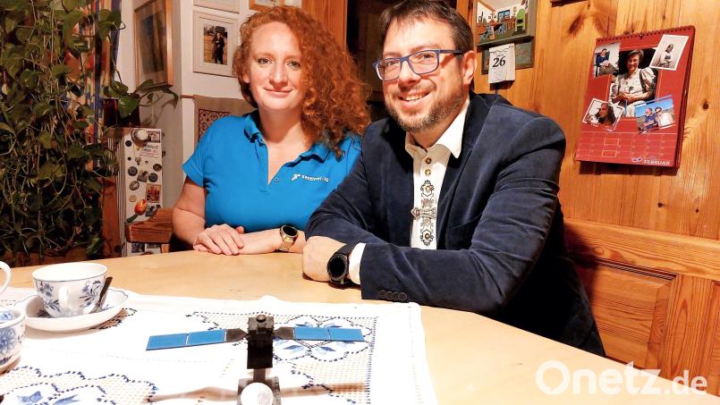 Johannes Bauer kommt gerne mit seiner Freundin Jana Mulačová nach Falkenberg - zum Ausspannen und die Heimat genießen. Beide haben anstrengende Berufsfelder bei der Europäischen Weltraumorganisation. Da ist ein wenig Ruhe in Stiftland und Steinwald das Richtige. Bild: ubb