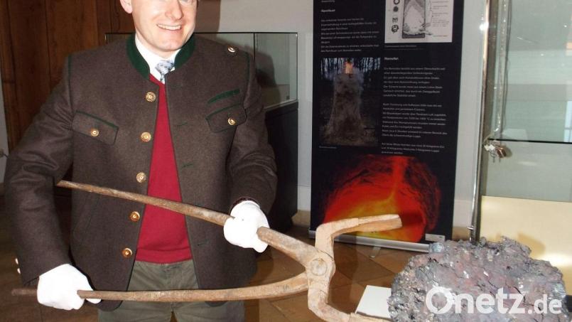 Museumsleiter Martin Schreiner hat das neue Veranstaltungsprogramm für 2022 präsentiert. Die erste Ausstellung &quot;Köhler, Schmelzer, Schmiede&quot; befasst sich mit den Erkenntnissen und Wissen zur frühen Eisengeschichte Ostbayerns. Bild: e