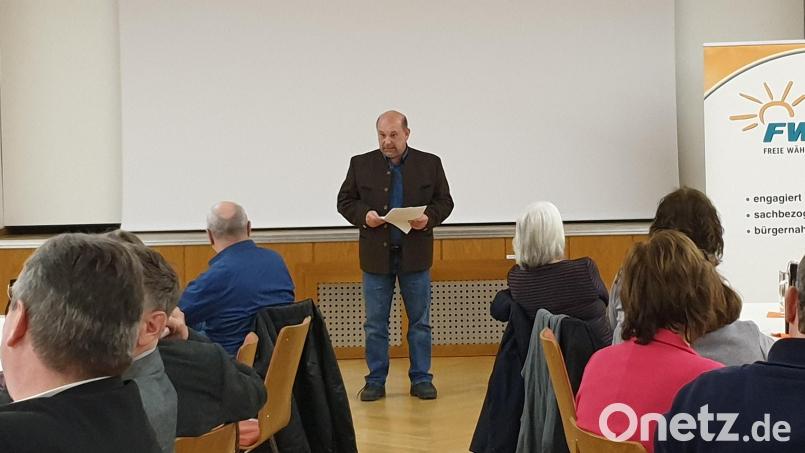 Manfred Plössner informierte über die Politik im Kreistag. Unter anderem äußerte er sich zur Kliniken AG und zur geplanten Zusammenlegung der Rettungszweckverbände in der Region Bild: adj