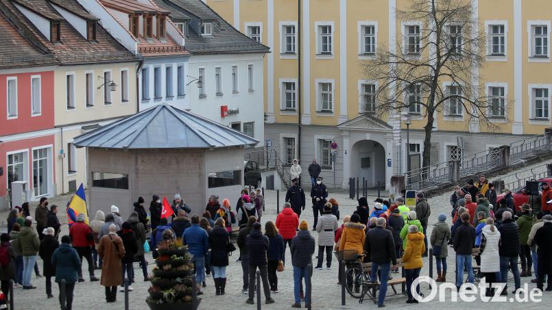 Manche hatten blau-gelbe Flaggen dabei: Rund 70 Bürger zeigten am Freitagnachmittag am Luitpoldplatz ihre Solidarität mit der von Russland überfallenen Ukraine. Zwei diese Woche aus der Ostukraine geflohene Frauen berichteten teils unter Tränen von ihrer gefährlichen und anstrengenden Reise nach Sulzbach-Rosenberg. Bild: Wolfgang Steinbacher