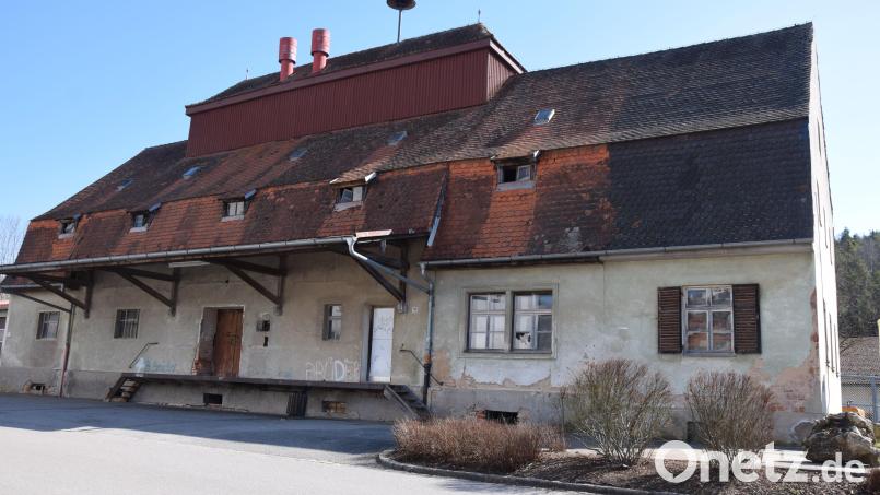 Das ehemalige Verwaltungsgebäude der BayWa (rechter Teil) samt Lagerhaus wird dem Neubau für einen Einkaufsmarkt weichen müssen. Bild: bö