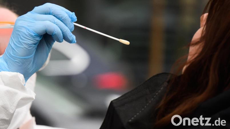 Eine Hausärztin nimmt einen Abstrich von einer Patientin für einen PCR-Test auf das Corona-Virus vor einer Arztpraxis. Symbolbild: Julian Stratenschulte/dpa