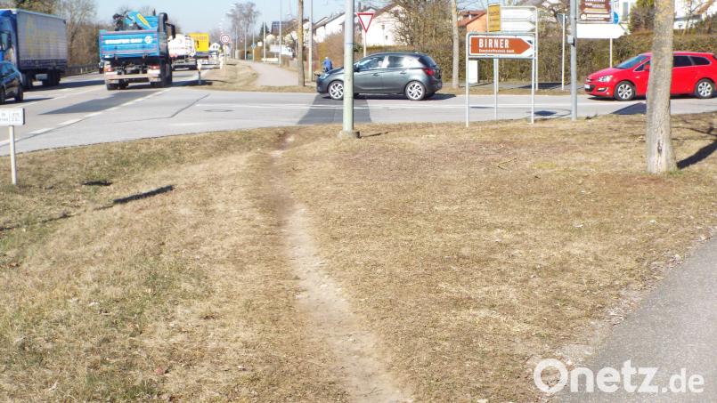 Statt den ungefährlichen und asphaltierten Radweg zur Überquerung der Sebastian-Kneipp-Straße zu benutzen, fahren viele Radfahrer geradeaus über den „Trampelpfad“ in die Straße ein und stehen direkt vor rechts abbiegenden Fahrzeugen. Bild: e