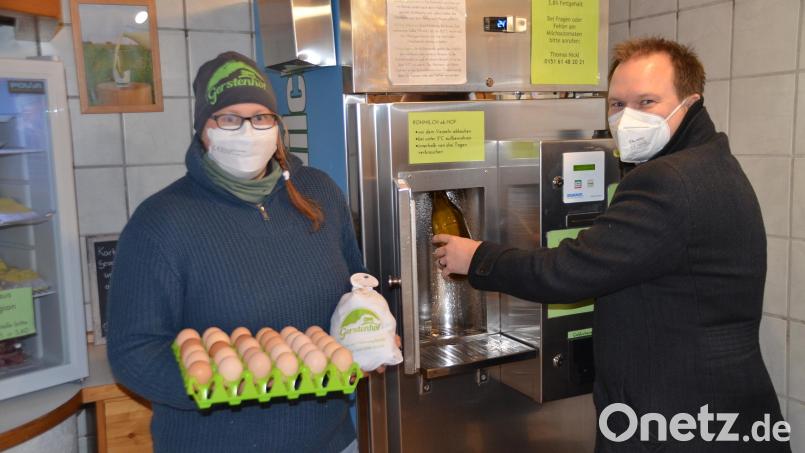 Neben frischer Milch aus dem Automaten bietet der Gerstenhofladen von Regina Nickl auch unter anderem Eier und Kartoffeln. Bürgermeister Christian Porsch zapft sich gerade einen Liter am Automaten. Bild: ak
