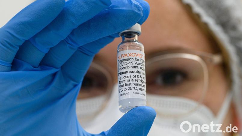 Der neue Corona-Impfstoff von Novavax kann verabreicht werden. Im Landkreis Schwandorf besteht kaum Interesse an dem Vakzin Bild: Robert Michael/dpa-Zentralbild/dpa