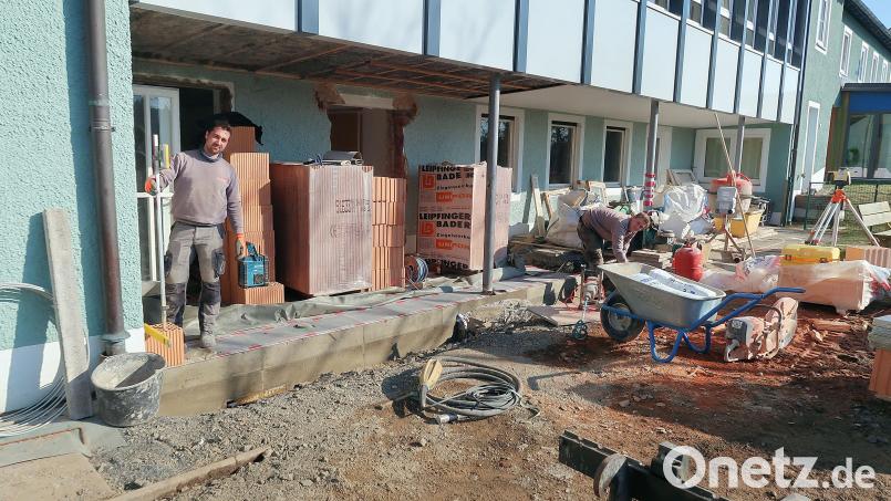 Voll im Gange sind die Bauarbeiten am Kindergarten in Friedenfels. Im Bild die Maurer Sebastian Schraml (links) und Patrick Haubner (rechts) beim Errichten einer neuen Außenwand. Bild: bsc