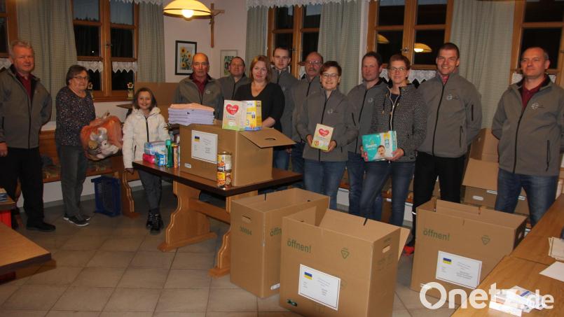 Die Mitglieder der Vorstandschaft und der Schützengruppe beim Einpacken der Sachspenden. Links Vorsitzender Ludwig Gradl. Bild: kro