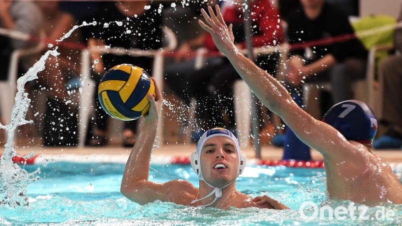 Nikolaj Neumann (links) und Jakob Ströll (nicht im Bild) kassierten in der Schlussphase Wasserverweise, was die Wasserballer des SV Weiden auf die Verliererstraße brachte. Archivbild: prg