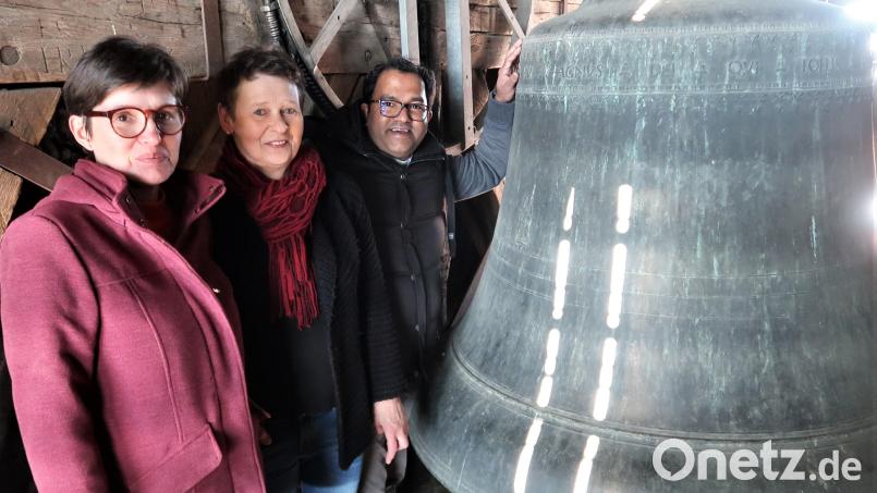Der Stefansdom in Wien hat seine Pummerin; die Vilsecker Stadtpfarrkirche hat ihre Peuglerin. Sie erklingt seit 500 Jahren zur Ehre Gottes und lädt täglich zum Gebet ein. Pater Robin und die Vilsecker Mesnerinnen Michaela Kreuzer (Mitte) und Sabine Kederer (links) stiegen die 100 Stufen im Kirchturm hinauf, um der Peuglerin zu ihrem 500. Geburtstag einen Besuch abzustatten. Bild: rha