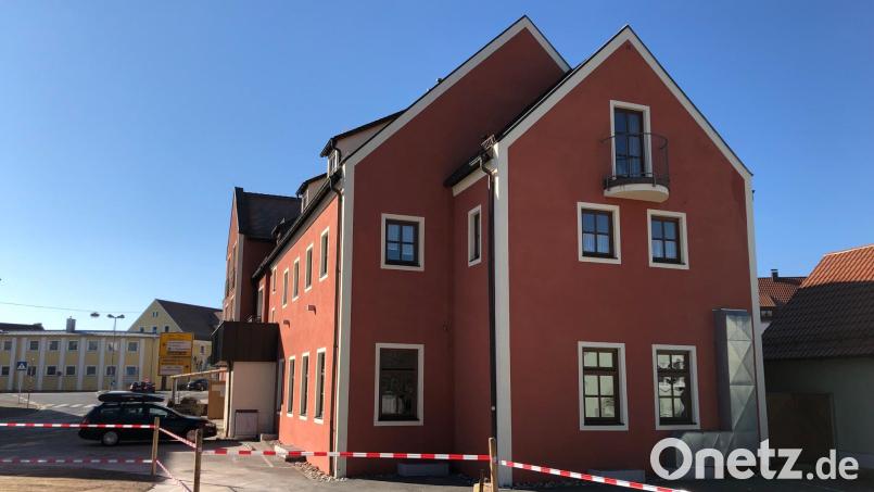 Der Gasthof Sporrer wird durch einen Anbau an dieser Seite erweitert. Links ist der aktuelle Eingangsbereich, im Vordergrund der nun freie Jobplatz zu sehen. Bild: mis
