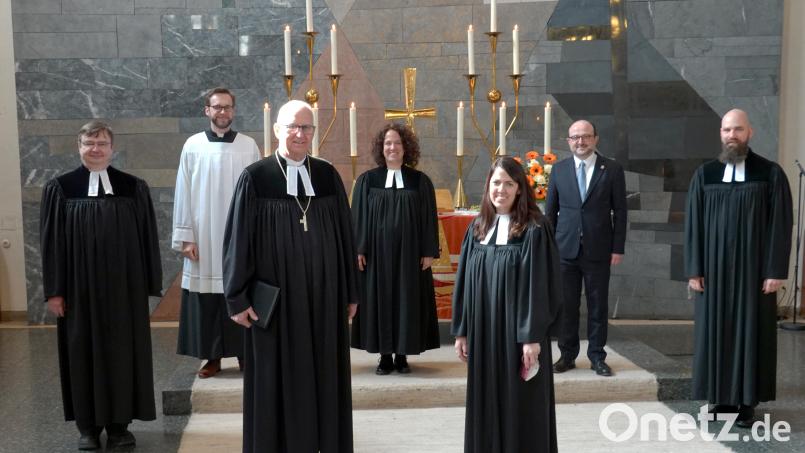 Nach der Einsegnung demaskierten sich die Beteiligten für das Pressefoto (von links): Pfarrer Roland Kurz (Christuskirche Sulzbach-Rosenberg), Kaplan Lucas Lobmeier (St. Marien Sulzbach-Rosenberg), Regionalbischof Klaus Stiegler, Pfarrerin Patricia Hermann, Pfarrerin Rebecca Scherf (Amberg Erlöser), Georgios Vlantis (Geschäftsführer Arbeitsgemeinschaft Christlicher Kirchen Bayern) und Pfarrer David Scherf (Amberg Erlöser). Bild: gac