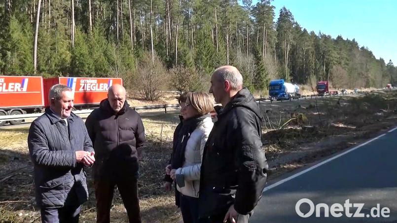 Auf einem Parkplatz an der B 85 erörtert Bundestagsabgeordnete Susanne Hierl mit Auerbacher Kommunalpolitikern den Ausbau der von Lastwagen stark frequentierten Bundesstraße. Bild: jma