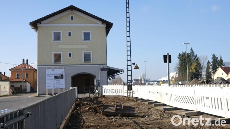 Momentan wird im Bereich des Bahnhofs Schwarzenfeld schon gearbeitet, um Platz zu schaffen für die Maschinen, die Container und was sonst noch für den Neubau der Bahnsteige benötigt wird. Der eigentliche Baubeginn ist am 4. April. Bild: Hirsch