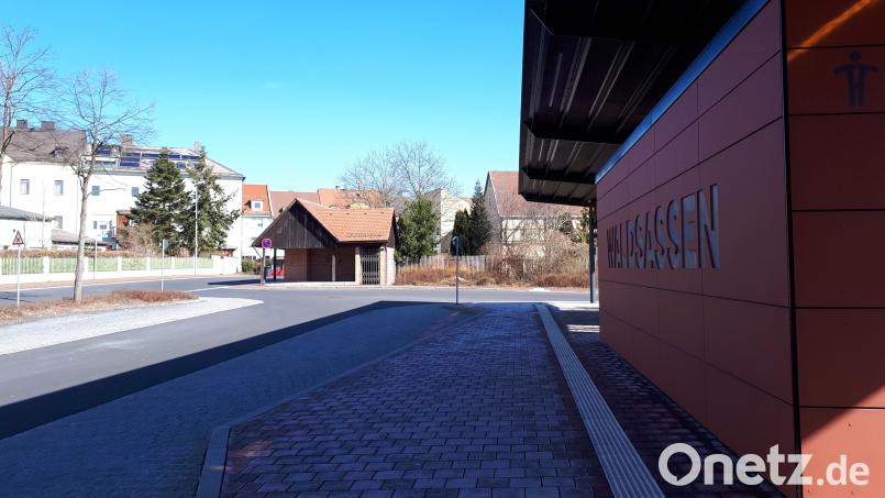 Seit der Neugestaltung des Busbahnhofs in Waldsassen ist der alte Kiosk ungenutzt. Jetzt soll überlegt werden, wie das Gebäude direkt an der Joseph-Wiesnet-Straße genutzt werden könnte. Bild: pz
