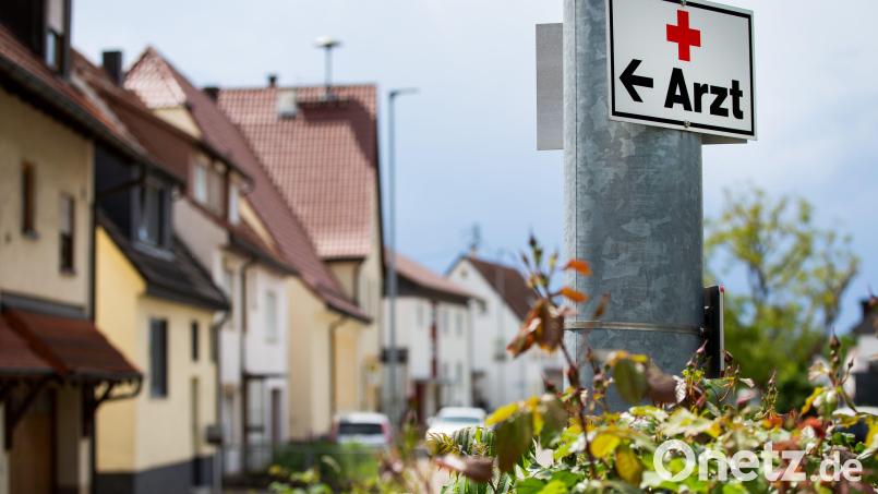 Wo bitte geht&#039;s zum nächsten Arzt? Damit die Wege zu den Praxen künftig nicht noch weiter werden, ist einiges zu tun. Symbolbild: Tom Weller/dpa