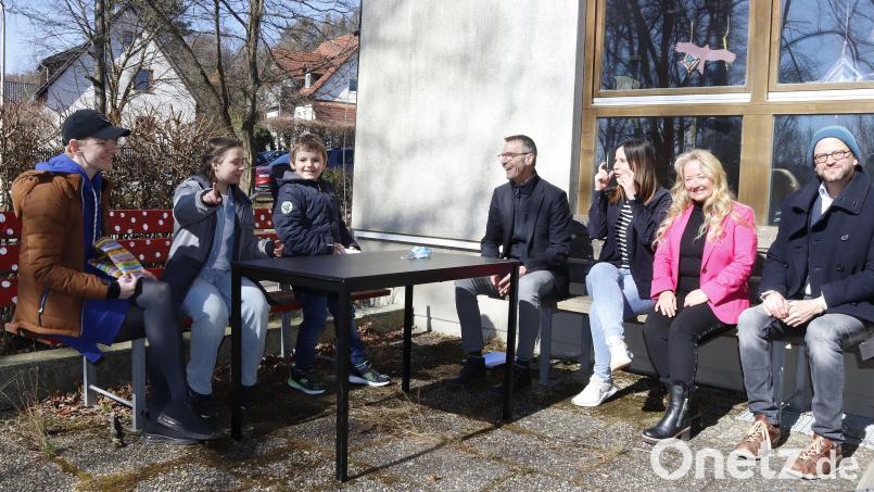 Über die Lage der Flüchtlinge informierten (von links) Maria Kustus, Praktikantin Alise Andrejeva, Iwan Kustus, Bürgermeister Peter Achatzi, Klassenleiterin Elena Pilhofer, Schulleiterin Birgit Molitor und Thomas Matthalm als Koordinator der Neukirchener Hilfsgemeinschaft. Bild: mfh