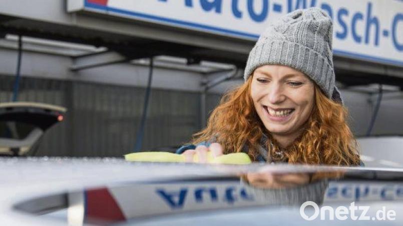 Na, das hat sich doch gelohnt: Mit ein bisschen Zeit und Einsatz glänzt das Auto nach dem Frühjahrsputz wieder. Symbolbild:  Christin Klose/dpa