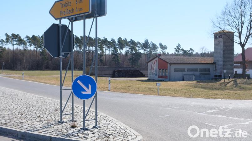 Zwischen der Staatsstraße und der Kreisstraße in Richtung Trabitz soll der neue Bauhof der Gemeinde Speinshart entstehen. Das alte Feuerwehrhaus, bisher als Bauhofgebäude genutzt, wird der Spitzhacke zum Opfer fallen Bild: do