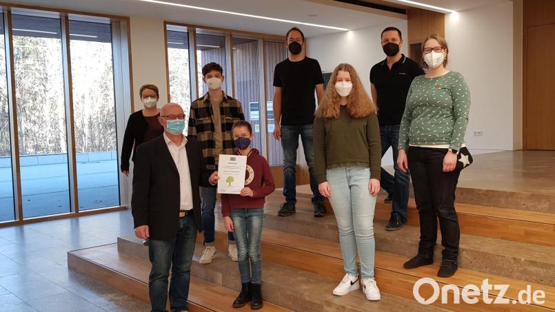 Die Schulfamilie freut sich über das Preisgeld von 1000 Euro für ihren digitalen Tag der offenen Tür. Bild: Gymnasium Neustadt