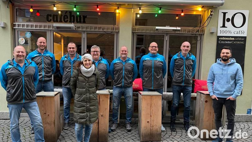 Die Mitglieder des Stammtischs „Gusti“ und Colomba-Chef Daniel Hoffmann (ganz rechts) freuen sich mit Christina Neiß (vorne) vom Kinderpalliativteam. Bild: Klinikum/Borchers/exb