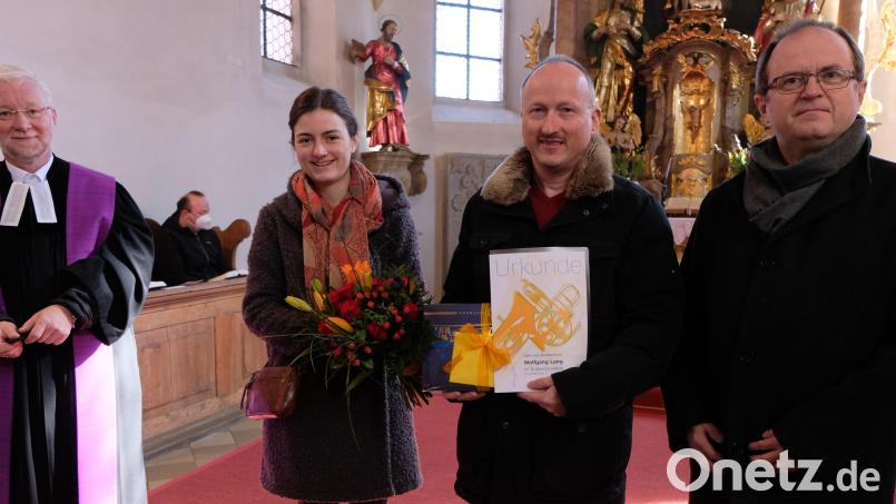 Lob, Dank und Anerkennung für 30 Jahre treuen kirchlichen Dienst als Leiter des Posaunenchores galten im Sonntagsgottesdienst Wolfgang Lang. Von links: Pfarrer Wilfried Römischer, stellvertretende Chorleiterin Andrea Riedel, Wolfgang Lang und Obmann Richard Riedel. Bild: le
