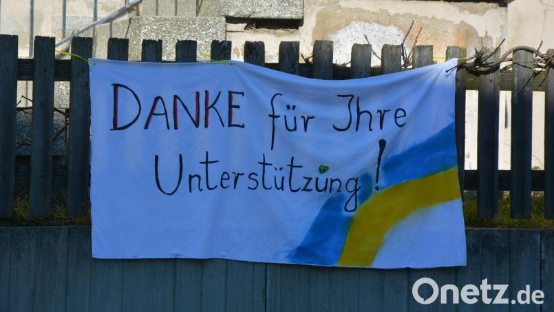 Dieses Plakat hängt derzeit beim Benefizium in Konnersreuth. In der Notunterkunft im nahen Fockenfeld sind in diesen Tagen die ersten Flüchtlinge aus der Ukraine untergebracht worden. Bild: jr