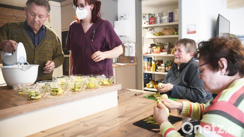 Pflegehilfskraft Sandra Lehner (Zweite von links) bereitet mit und für die Besucher der ARV-Tagespflege in Windischeschenbach eine Süßspeise zu. Bild: Gabi Schönberger