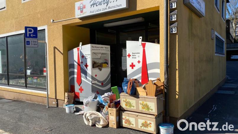 Völlig zugemüllt war am Sonntag der Eingangsbereich des BRK-Ladens „Henry“. Bild: fph