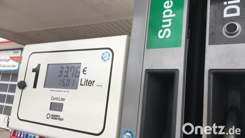 Hier wird am Montagmittag in Nabburg gerade Super E10 getankt. Der Euro-Zähler schnellt nach oben. Für 15 Liter sind bereits mehr als 33 Euro zu bezahlen. Bild: upl