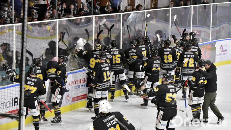 Die Cracks des ERSC Amberg ließen sich nach dem Heimsieg gegen Buchloe von ihren Fans feiern. Bild: Hubert Ziegler