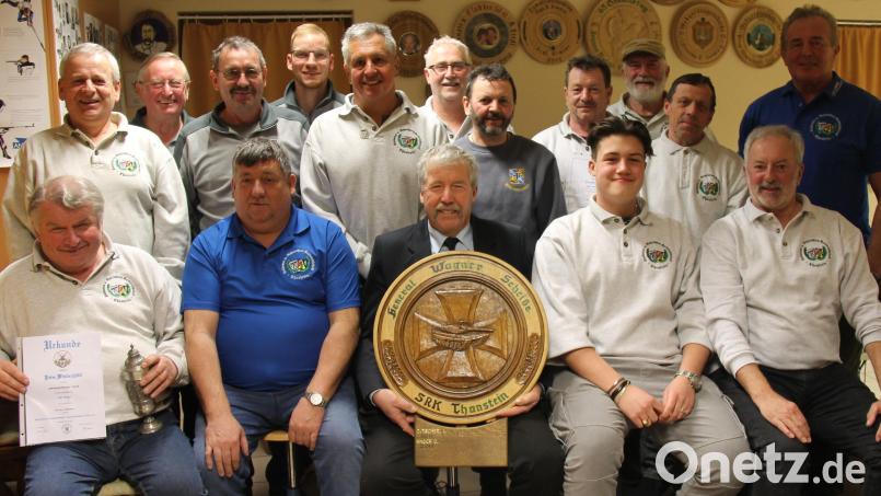 Peter Windschüttl, Michael Fuchs, Scheibengewinner Gerhard Forster, Sascha Zaus und Schießwart Ludwig Dirscherl (vorne von links) freuten sich mit den weiteren Gewinnern des zehnten Kameradschaftsschießens. Bild: dl