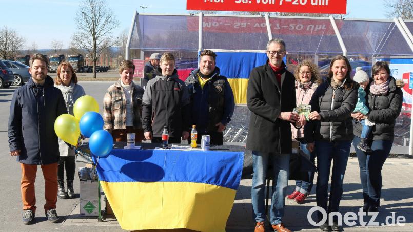 Aus den Händen von Marion Schildknecht (Dritte von rechts) nahm Thomas Plank, Leiter des Arbeitskreises Asyl (Fünfter von rechts), 500 Euro vom Pfarrgemeinderat für die Ukrainehilfe Wiesau entgegen. Begleitet wurde Schildknecht von weiteren Mitgliedern des Gremiums. 800 Euro aus einer Sammelbüchsen-Aktion auf dem Rewe-Parkplatz steuerten Michael Dutz (links) und Oliver Zrenner (Fünfter von links) bei. Bild: wro