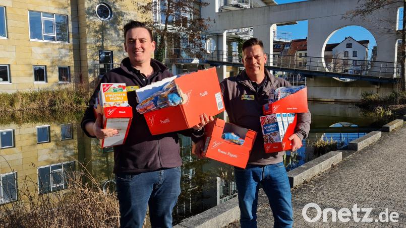 Schneidermarkt-Geschäftsführer Patrick Schneider (rechts) liefert mit einem seiner Mitarbeiter die Waren für die Willkommenspakete an. Die Pakete sind für Geflüchtete aus der Ukraine gedacht. Bild: Landratsamt Bayreuth/exb