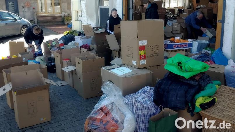 Die SRK Hohenhard hat mit Unterstützung der SK Poppenreuth eine Spendenaktion für Ukraine-Flüchtlinge gestartet. Damit die Sachspenden platzsparend verstaut bzw. weitertransportiert werden können, sind viele helfende Hände notwendig. Bild: SRK Hohenhard/exb