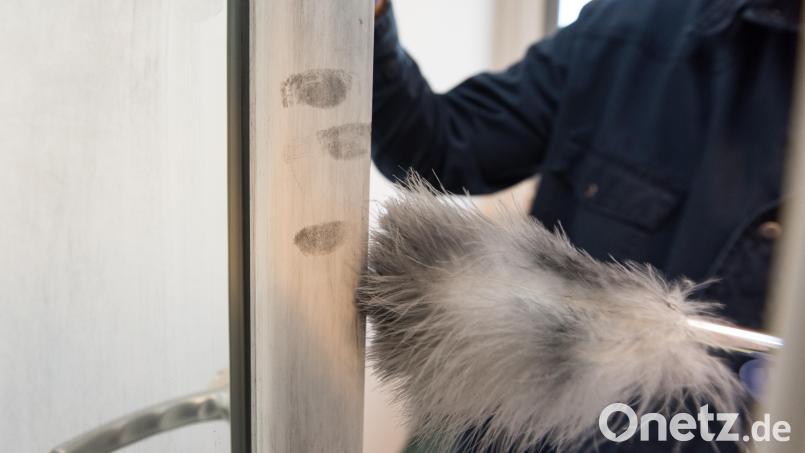 Die Polizei hat an den Tatorten Fingerabdrücke gesichert. Symbolbild: Patrick Seeger/dpa