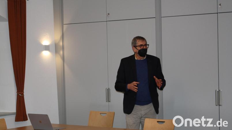 Über die Förderoptionen für ein flächendeckendes "Datenturbonetz" in der Gemeinde Trabitz informierte Dr. Reiner Grasberger vom Planungsbüro IK-T den Gemeinderat. Bild: bjp