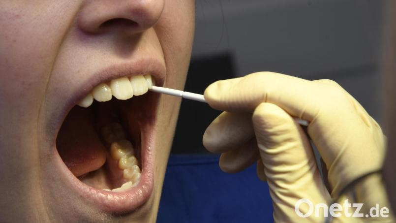 Per Rachen- oder Nasenabstrich wird eine mögliche Coronainfektion ermittelt. Symbolbild: Petra Hartl