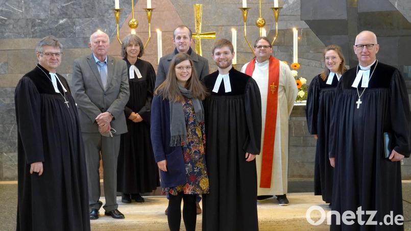 Nach langer Vakanz haben Rosenberg und Poppenricht wieder einen eigenen Pfarrer (von links): Dekan Karlhermann Schötz, Wolfgang Böttner (evangelische Gemeinde Poppenricht), Pfarrerin Anja Scheel-Böß (Kaiserslautern), Michael Kohl (evangelische Gemeinde Rosenberg), Tabea und Daniel Götzfried, Sebastian Damm (Hof), Pfarrerin Elise Badstiber (Geroldshausen) und Regionalbischof Klaus Stiegler nach der Einsegnung. Bild: gac