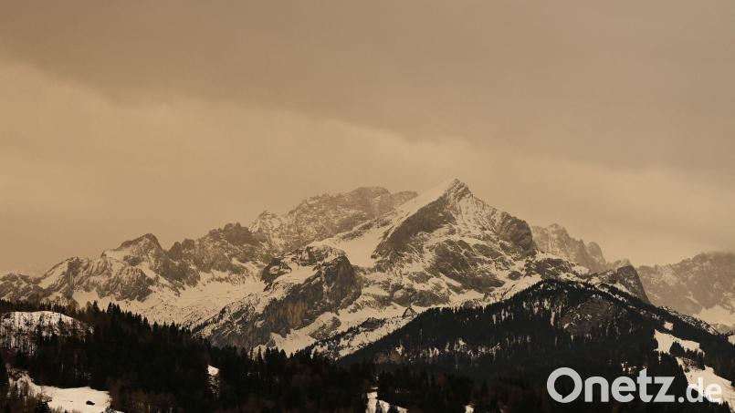 Über den Gipfen des Wetterstein-Gebirges zieht schlechtes Wetter mit Sahara-Staub auf. Bild: Angelika Warmuth//dpa