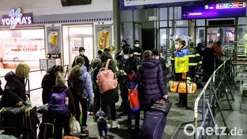 Immer mehr Menschen, die vor dem Krieg in der Ukraine geflohen sind, kommen aktuell bei uns (hier in München) an. Die Kinder darunter sollen möglichst schnell in die Schulen integriert werden. Bild: Matthias Balk/dpa/Archivbild