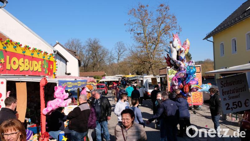 Viele Besucher kamen zum Vor-Josefi-Markt in den Schwarzenfelder Ortskern. Bild: mab