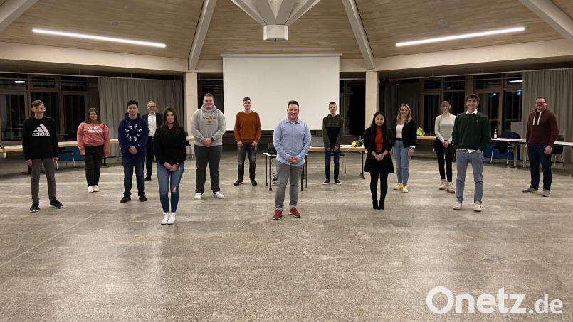 Der neu gewählte Jugendstadtrat traf sich zur konstituierenden Sitzung in Waldsassen. Vorsitzender ist Christian Urbanek (vordere Reihe, Mitte), Leonie Lang (links daneben) fungiert als Stellvertreterin. Bild: Stadt Waldsassen/exb