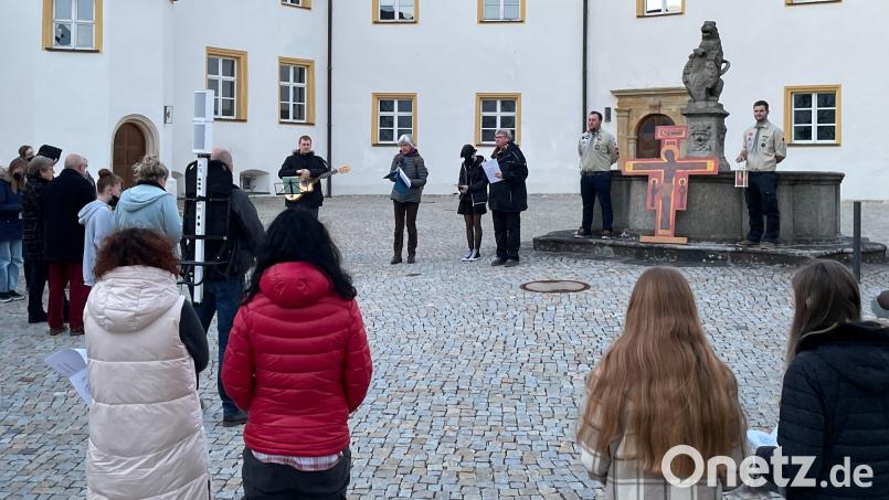 Eine Station des ökumenischen Kreuzwegs der Jugend befand sich im Schlosshof. Bild: Lucas Lobmeier/exb