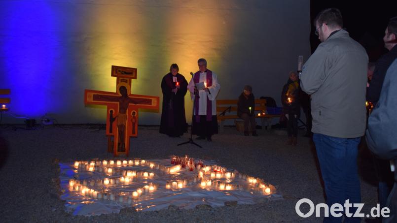 Pfarrerin Barbara Hofmann und Pfarrer Hannes Lorenz beteten zusammen mit den Besuchern für Frieden in der Ukraine. Bild: bnr
